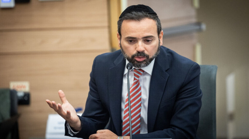حادث مريب.. إجلاء وزير الصحة الإسرائيلي من مكتبه بسبب "مسحوق مشبوه" في ظرف